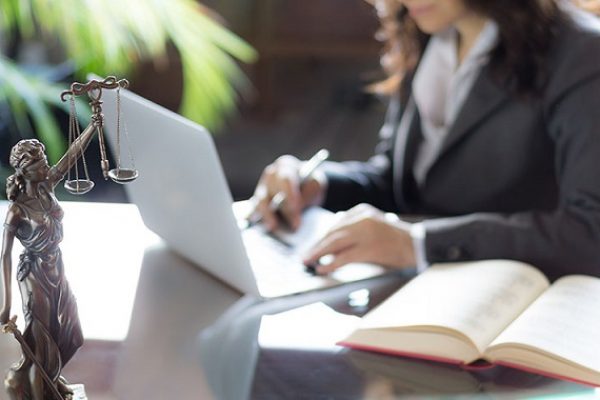 3773DF49E0AEC7D5FDBCF32C784B27E64296_advogada